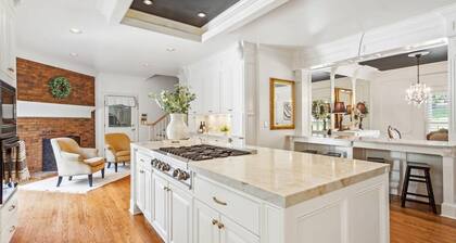 Luxury Saltwater Pool and Hot Tub - Large Family - Sleeps 14