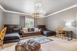 تلفزيون، مدفأة، مكتب