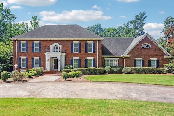 Beautiful stately home minutes from the highway and Lions Gate studios.