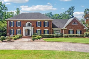 Exterior - Luxury Saltwater Pool and Hot Tub - Large Family - Sleeps 14 (Douglasville)