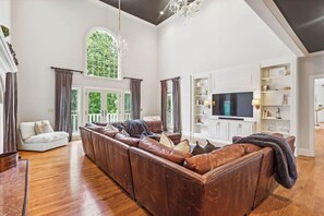 Televisión, chimenea y oficina 