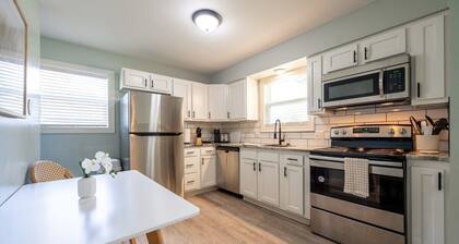Indy Cottage Bliss: Comfort & Style Await You