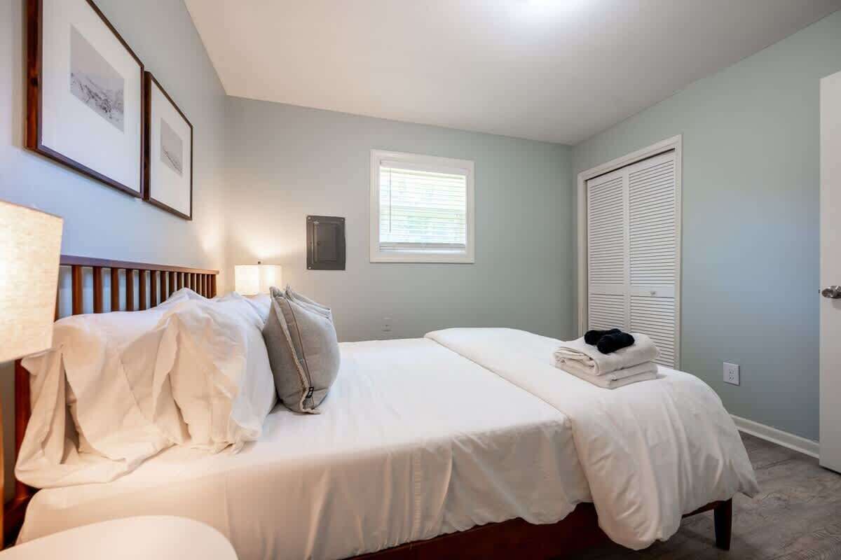 2 habitaciones, tabla de planchar con plancha, wifi y ropa de cama 