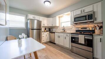 冰箱、微波炉、烤箱、炉灶