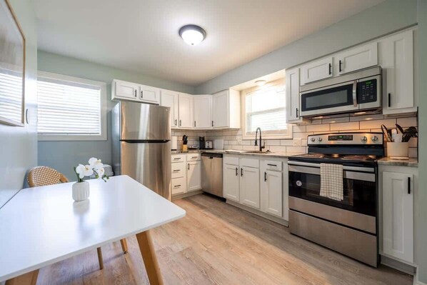 Réfrigérateur, micro-ondes, four, plaque de cuisson