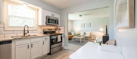 Réfrigérateur, micro-ondes, four, plaque de cuisson