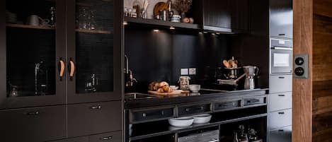 Geladeira, micro-ondas, fogão, cooktop