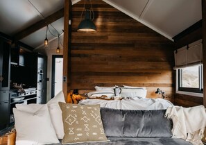 1 bedroom, desk, iron/ironing board, WiFi