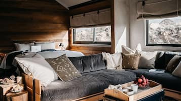 1 bedroom, desk, iron/ironing board, WiFi