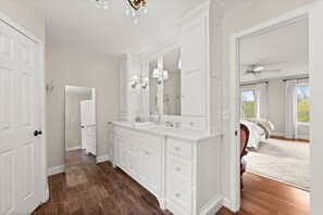 7 Schlafzimmer, Schreibtisch, Bügeleisen/Bügelbrett, Reisekinderbett