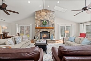 Smart-TV, Kamin, Videospiele, Tischfußball