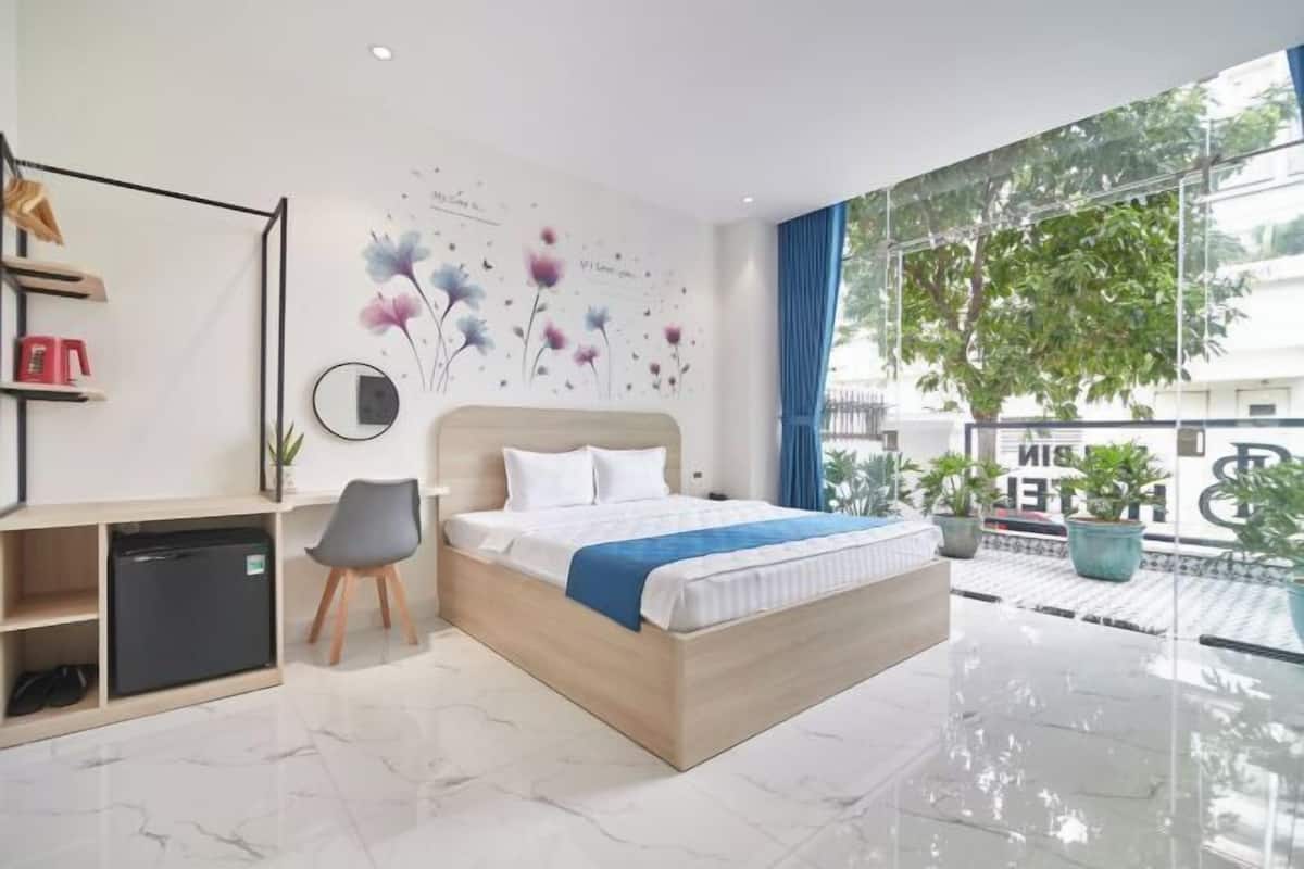 Desk, blackout drapes, free WiFi, bed sheets