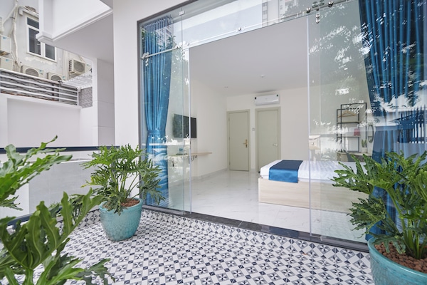 Escritorio, cortinas blackout, wifi gratis y ropa de cama