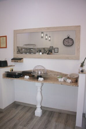 Café da manhã com buffet grátis todos os dias