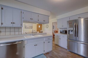 Kühlschrank, Ofen, Geschirrspüler, Wasserkocher mit Kaffee-/Teezubehör