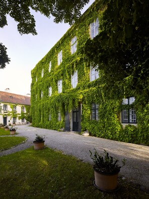 Exterior - The gallant Yellow at Schloss Hollenburg (Krems an der Donau)