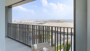 Un balcón con vista a un paisaje urbano y una playa.