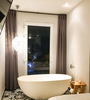 Individually decorated, desk, blackout curtains, soundproofing - A IN HOTEL RIVERSIDE (Ho Chi Minh City)