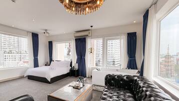 Habitación doble romántica, vista a la ciudad | Decoración personalizada, escritorio y cortinas blackout