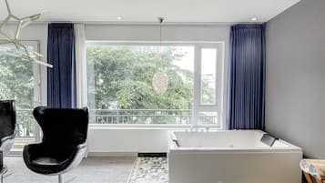Decoración personalizada, escritorio y cortinas blackout