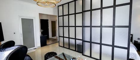 Chambre Double Familiale | Décoration personnalisée, bureau, rideaux occultants