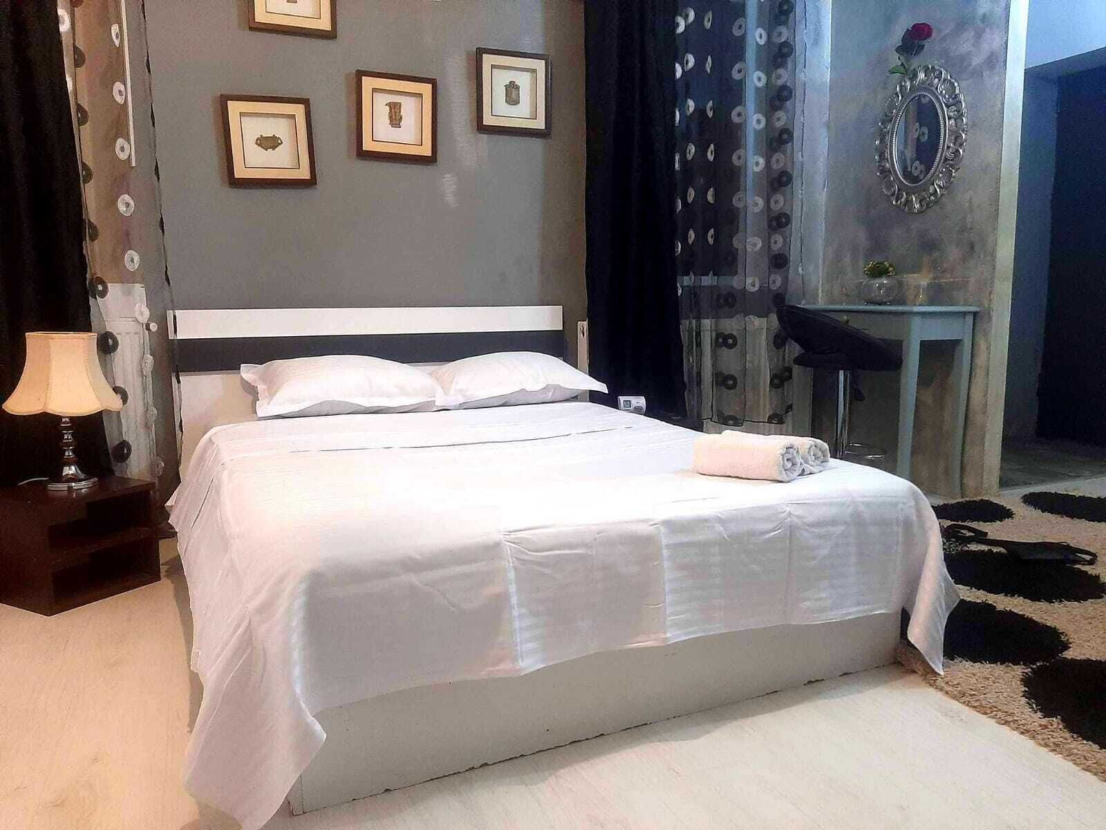 1 slaapkamer, een strijkplank/strijkijzer, beddengoed