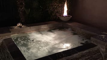 Tina de hidromasaje al aire libre