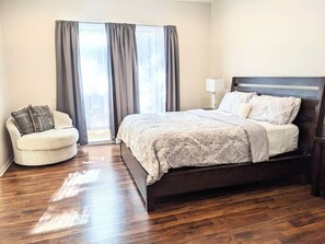 3 عدّة غرف نوم ومكواة/لوح كي وواي فاي وملاءات أسرّة