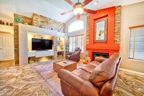 Smart TV y chimenea 
