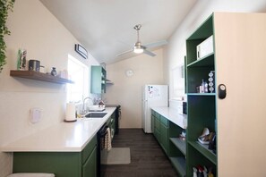 Kjøleskap, ovn, kokeplater og oppvaskmaskin