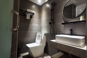 A modern bathroom with a toilet, shower, and sink. - Yinuo Hotel (Guangzhou Chenjiaci Caihongqiao Metro Station) (Guangzhou)