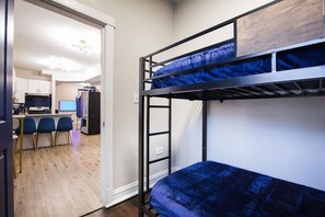 3 Schlafzimmer, Schreibtisch, Bügeleisen/Bügelbrett, Reisekinderbett