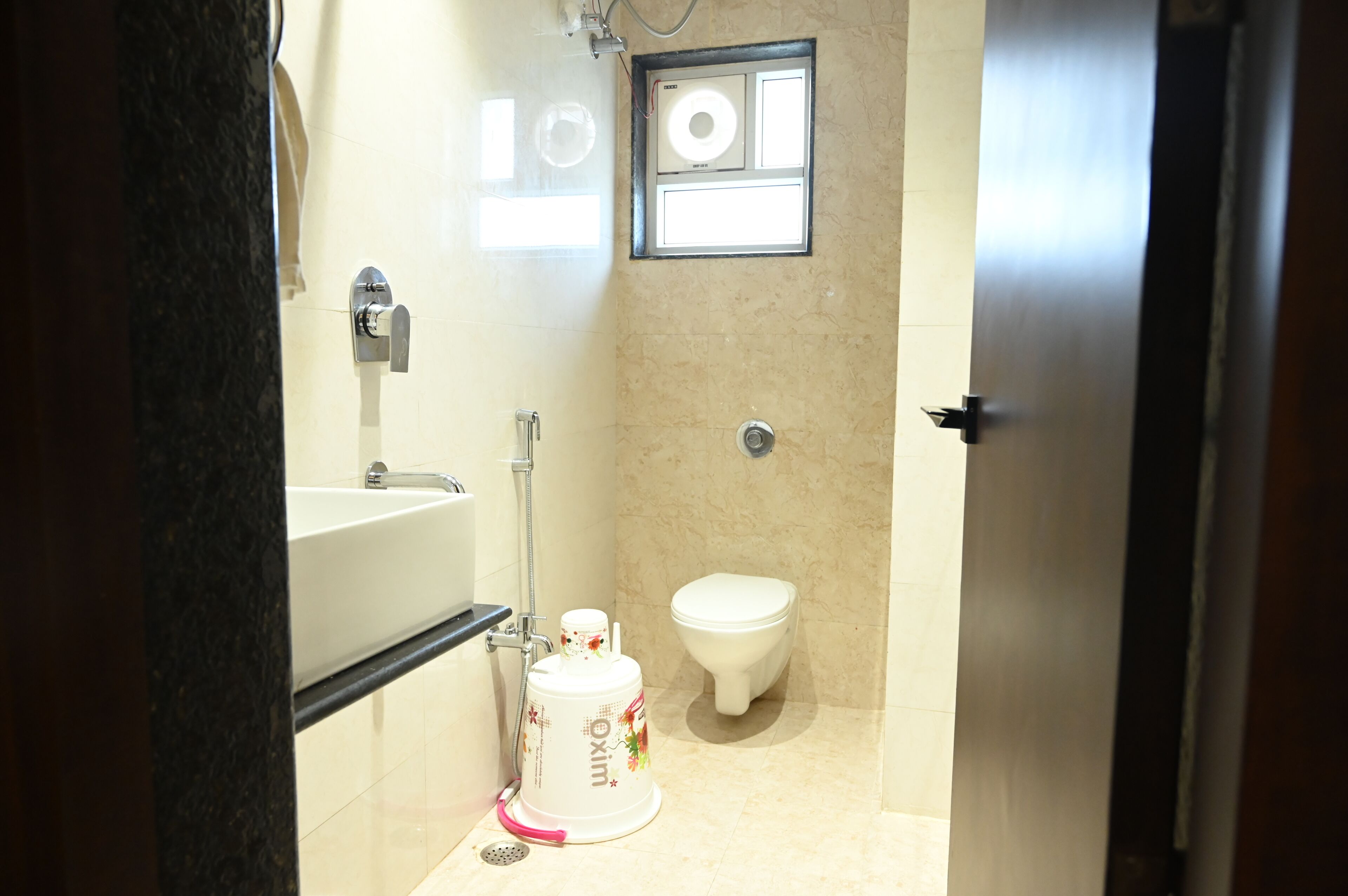 Un baño pequeño con lavamanos, inodoro y ducha.
