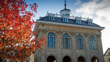 En historisk byggnad med en klassisk arkitektur, kännetecknad av en central kupol och symmetriskt placerade fönster.