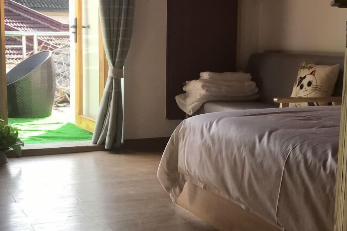 Edredons de pluma, escrivaninha, cortinas blackout, roupa de cama