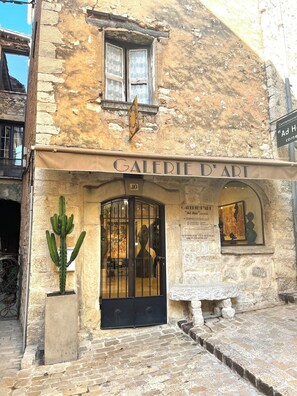 A building with a sign reading "GALERIE D'ART" and a door with glass panels. - Le Loft de Borgada (Tourrettes-sur-Loup)