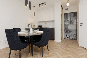 Departamento, 1 habitación, cocina | Cocina privada | Microondas, cafetera y tetera y utensilios de cocina