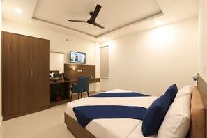 ห้องเอ็กเซกคิวทีฟ | 1 ห้องนอน, เครื่องนอนระดับพรีเมียม, เตียงเมมโมรีโฟม, โต๊ะทำงาน