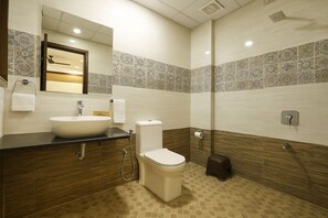 Executive Room | Bathroom | Shower, free toiletries, towels, soap