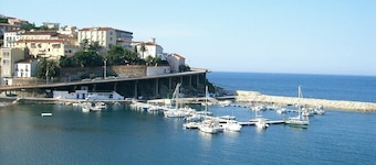 Family village house on Cerbere bay, 4 minutes from the beach