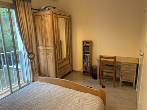 4 bedrooms, desk, iron/ironing board, travel cot