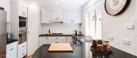 Réfrigérateur, micro-ondes, four, plaque de cuisson