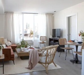 TV - Bernabéu Castellana Madrid, Apartment with spectacular terrace Bernabéu. (Madrid)