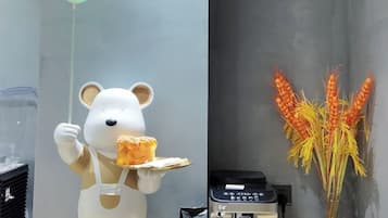 Daily buffet breakfast (CNY 38 per person)