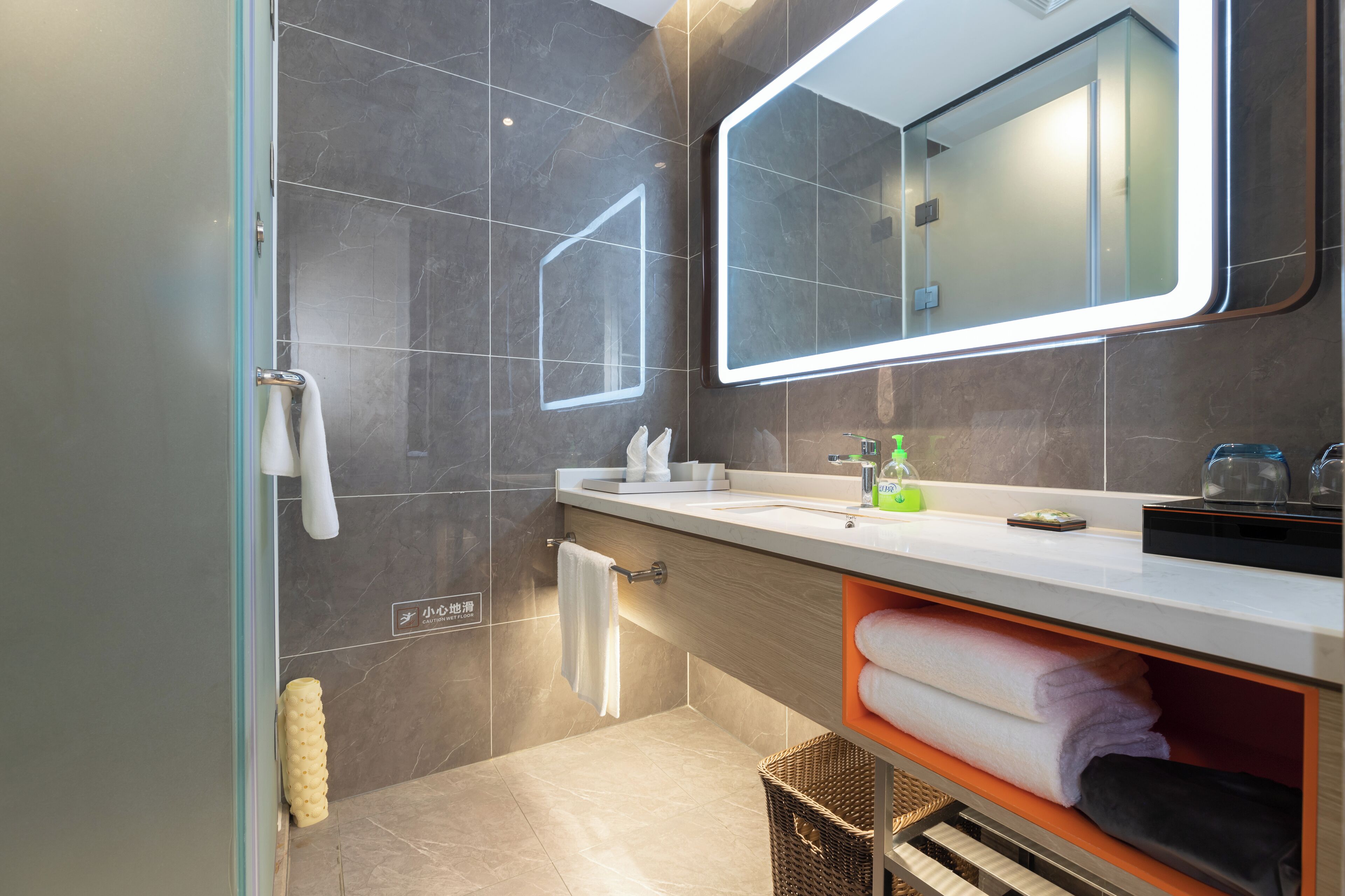 shower, rainfall showerhead, free toiletries, hair dryer