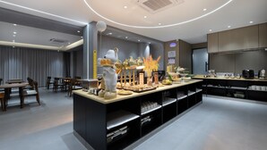 Un restaurante moderno con una isla central, mesas para comer y una zona de cocina.