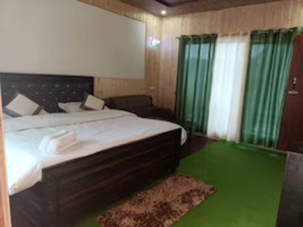 5 bedrooms, bed sheets - Mountain View Cottage in Chopta . Mesmerizing Valley View from the property (Chopta)