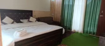 Mountain View Cottage in Chopta . Mesmerizing Valley View from the property 