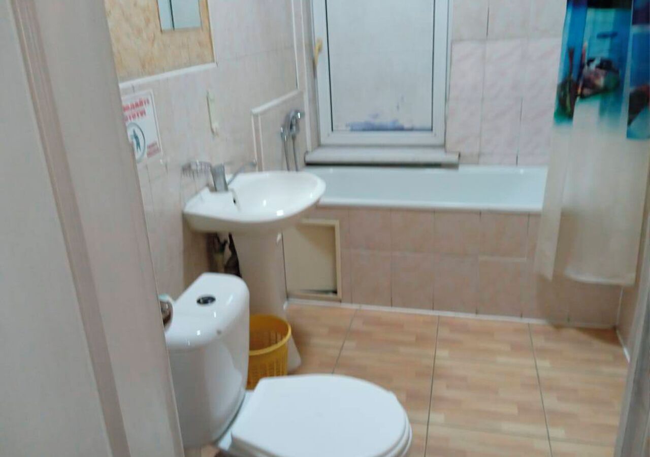 standard double room, 1 queen bed | bathroom | towels