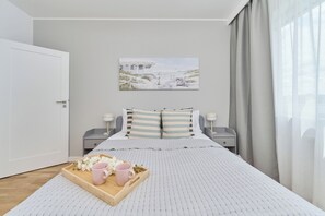 Apartamento, 2 quartos, sacada | 2 quartos, escrivaninha, roupa de cama